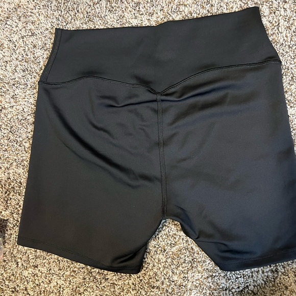 ALO Yoga Women's airlift energy Black Shorts - Picture 3 of 3